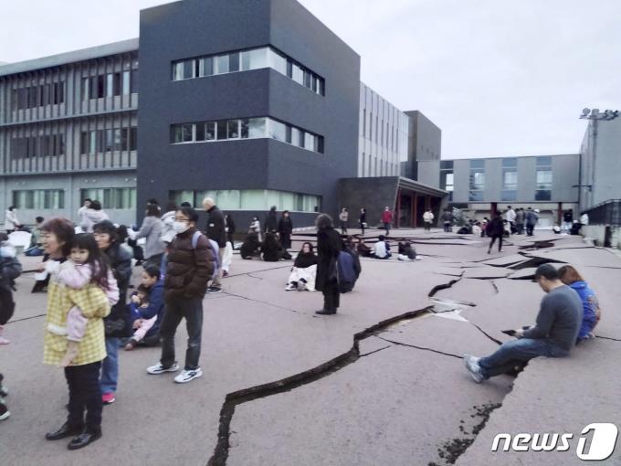 1일 일본 이시카와현 와지마시에서 지진으로 인한 도로 균열이 보인다. 일본 기상청에 따르면 이날 오후 4시10분쯤 일본 이시카와현 노토 지역에서 규모 7.6 지진이 발생했다. 일본 기상청은 이시카와현을 중심으로 니가타현, 도야마현 등 주변 지역에 쓰나미 경보를 발령했다. 2024.1.1 ⓒ 로이터=뉴스1