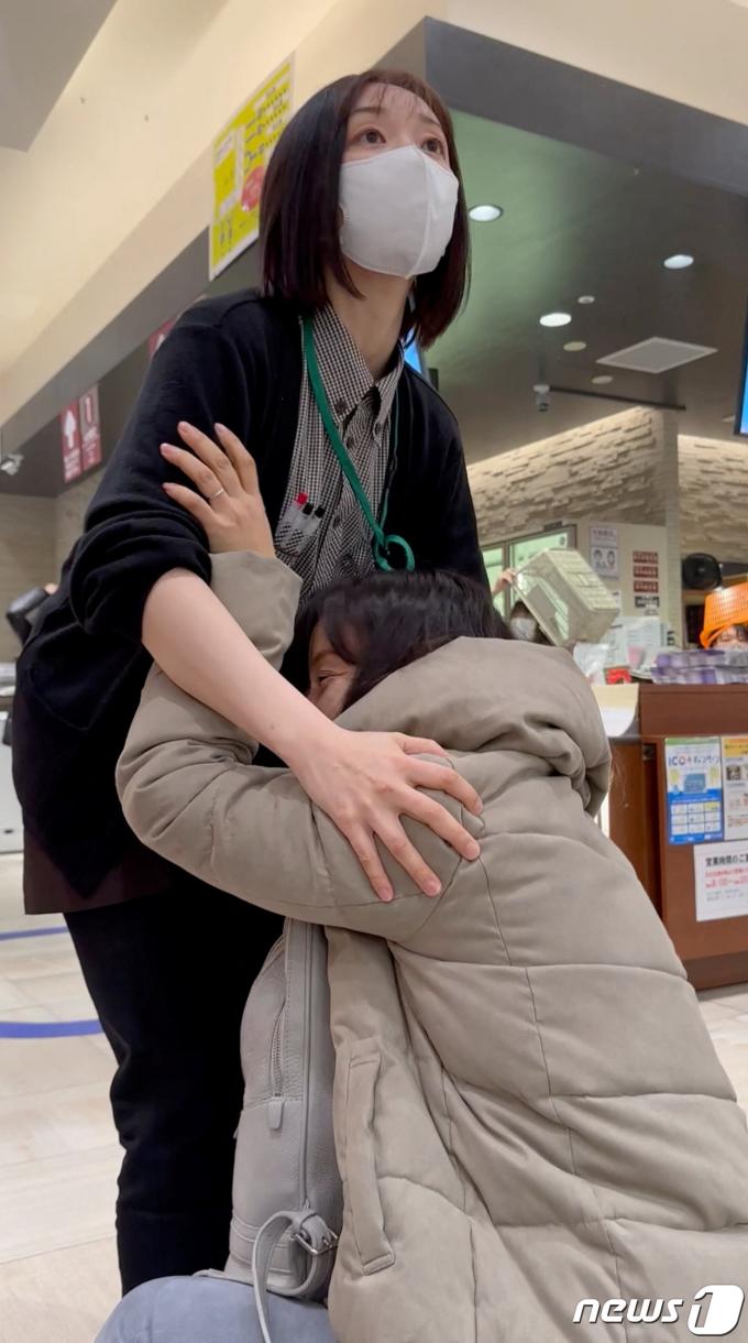 지진이 발생하자 여성 2명이 깜짝 놀라 서로를 껴안고 있다. ⓒ 로이터=뉴스1 ⓒ News1 박형기 기자