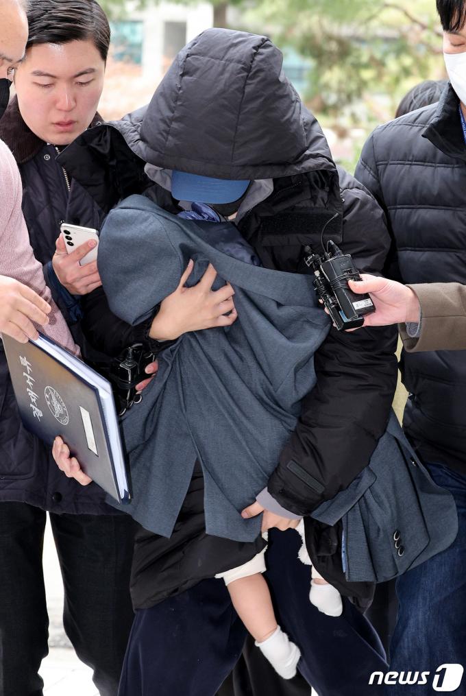 배우 故 이선균에게 협박해 수천만 원을 받은 20대 여성 A씨가 지난달 28일 오후 인천 미추홀구 인천지방법원에서 열린 구속 전 피의자 심문(영장실질심사)에 출석하고 있다. 2023.12.28/뉴스1 ⓒ News1 장수영 기자