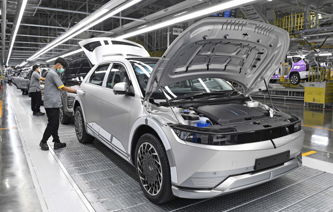 정의선 현대차그룹 회장은 글로벌 영토 확장의 거점으로 인도네시아를 주목한다. 사진은 현대차 인도네시아 공장 아이오닉5 생산 라인. /사진=현대차그룹