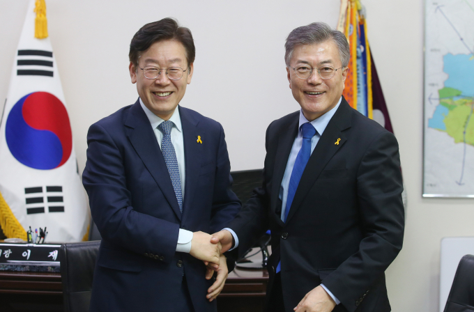 2일 이재명 더불어민주당 대표가 문재인 전 대통령을 만나기 위해 경남 양산시 평산마을을 찾는다. 사진은 지난 2017년 4월7일 문 전 대통령이 성남시청을 방문해 이 전 대표와 면담을 마친 뒤 악수를 나누는 모습. /사진=머니투데이