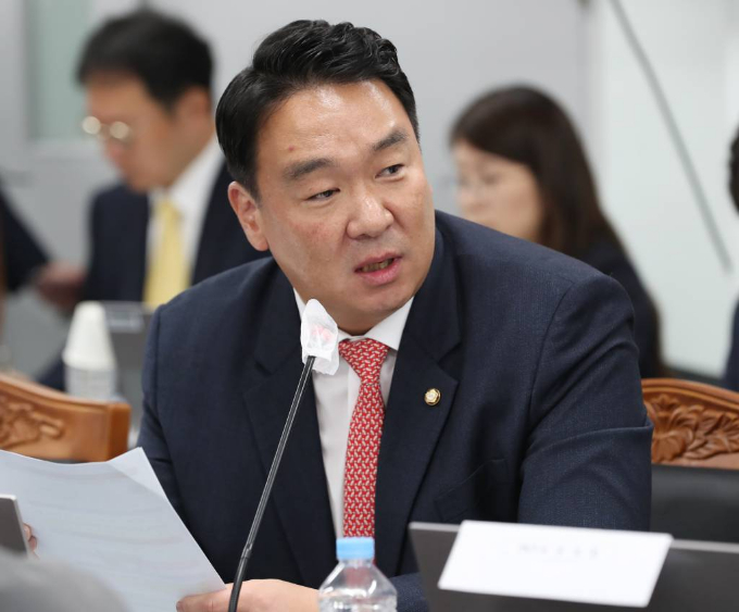 국민의힘 신임 원내대변인에 초선 정희용 의원(경북 고령·성주·칠곡)이 내정됐다. 사진은 정 의원이 지난해 10월20일 부산 영도구 한국해양과학기술원에서 열린 국회 농림축산식품해양수산위원회의 해양경찰청, 해양환경공단 등에 대한 국정감사에서 질의하는 모습. /사진=뉴스1