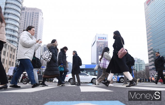 [머니S포토] 새해 첫 출근하는 직장인들