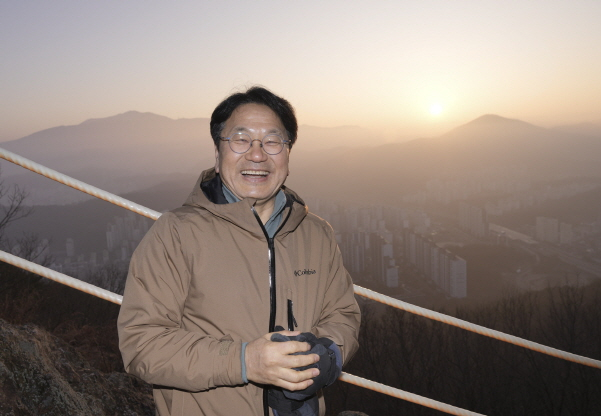 강기정 광주광역시장이 2024년 갑진년(甲辰年) 첫날인 1일 오전 서구 금당산 정상에서 새해 첫 일출을 배경으로 활짝 웃고 있다./사진=광주시