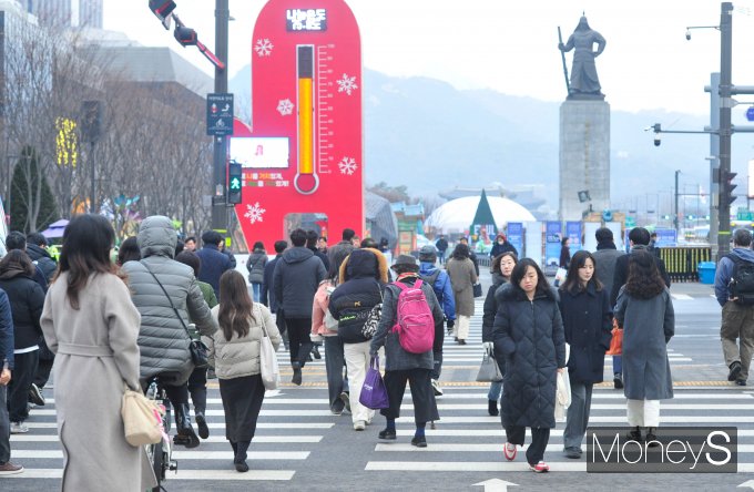 [머니S픽] '힘찬 발걸음으로 새해 첫 출근!'