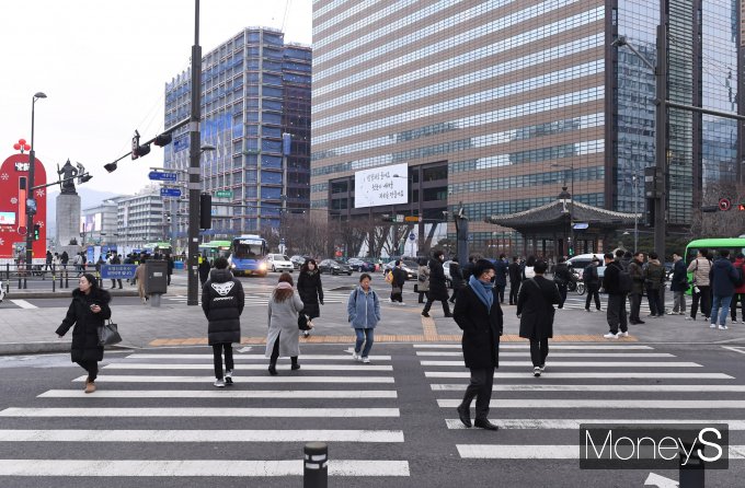 [머니S픽] '힘찬 발걸음으로 새해 첫 출근!'