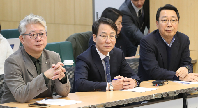 2일 이원욱 더불어민주당 의원이 이낙연 전 민주당 대표의 신당 합류 가능성은 매우 낮다고 밝혔다. 사진은 조응천(왼쪽부터), 이원욱, 윤영찬 의원이 지난달 3일 서울 여의도 국회 의원회관에서 열린 '원칙과 상식 민심소통 3. 안병진 교수에게 듣는다'에서 안병진 교수의 발언을 경청하는 모습. /사진=뉴스1
