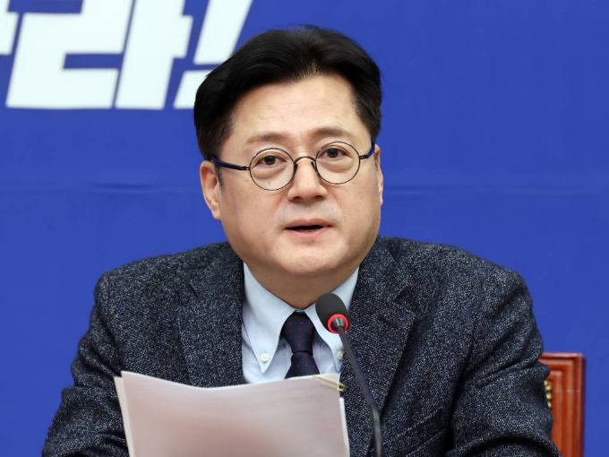 홍익표 더불어민주당 원내대표가 신당 창당을 추진 중인 이낙연 전 대표를 향해 "탈당을 카드로 해서 이야기하는 것은 바람직하지 않다"고 지적했다. 사진은 홍 원내대표가 지난해 12월29일 오전 서울 여의도 국회에서 열린 최고위원회의에서 모두발언을 하고 있는 모습. /사진=뉴스1