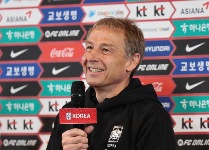 아시아축구연맹 아시안컵 우승에 도전하는 한국 축구대표팀이 2일 밤 전지훈련지인 아랍에미리트로 출국한다. 사진은 지난해 12월28일 대표팀 명단을 발표하는 위르겐 클린스만 감독. /사진=뉴시스