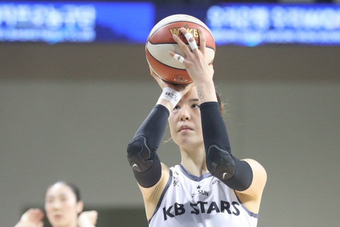 여자프로농구 KB국민은행 박지수가 2023-24시즌 3라운드 최우수선수(MVP)로 선정됐다. /사진= 뉴시스