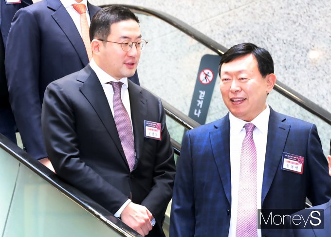 [머니S포토] 2024 경제계 신년인사회, 대화 나누는 LG 구광모·롯데 신동빈