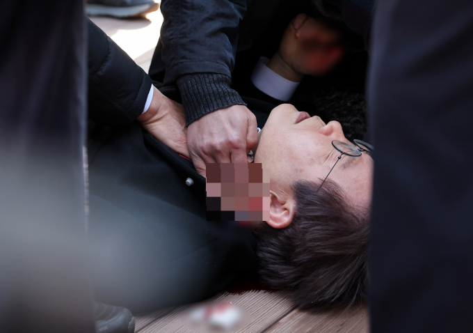 이재명 더불어민주당 대표가 부산 가덕도 신공항 현장에 방문했다가 신원 불상의 남성에게 흉기로 습격당한 한편 윤희근 경찰청장이 관련 수사본부를 설치해 신속·엄중 수사를 진행할 것이라 밝혔다. 사진은 이 대표가 2일 오전 부산 강서구 대항전망대를 방문해 가덕신공항 건설 예정지를 둘러본 뒤 흉기 피습을 당해 쓰러진 모습. /사진=뉴시스