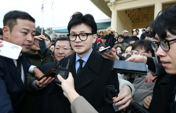 2일 한동훈 국민의힘 비상대책위원장이 이재명 더불어민주당 대표가 습격 당했다는 소식에 대해 "빠른 회복을 기원한다"고 전했다. 사진은 한 비대위원장(가운데)이 2일 오전 대전 유성구 국립대전현충원에서  참배를 마치고 취재진의 질문에 답하는 모습. /사진=뉴스1