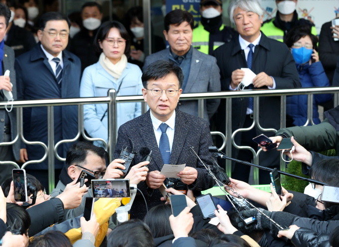 이재명 더불어민주당 대표가 대량 출혈, 추가 출혈 우려로 인해 서울대병원 이송 후 수술을 받을 예정이다. 사진은 권칠승 더불어민주당 수석대변인이 2일 오후 부산 서구 부산대병원 권역외상센터 앞에서 이 대표 피습과 관련해 브리핑을 하는 모습. /사진=뉴스1