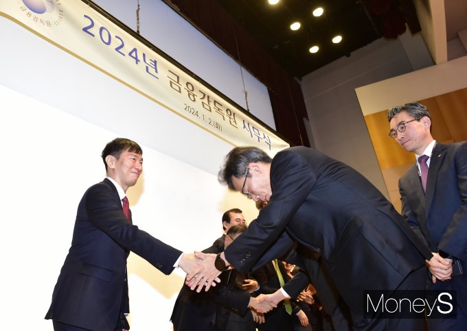 [머니S포토] 2024년 금융감독원 시무식, 악수 나누는 이복현 원장