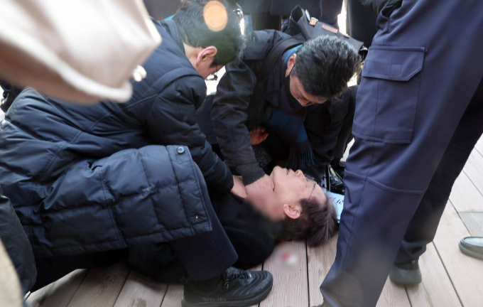 사진은 이재명 더불어민주당 대표가 2일 오전 부산 강서구 대항전망대를 방문해 가덕신공항 건설 예정지를 둘러본 뒤 흉기 피습을 당해 쓰러져 있는 모습. /사진=뉴시스