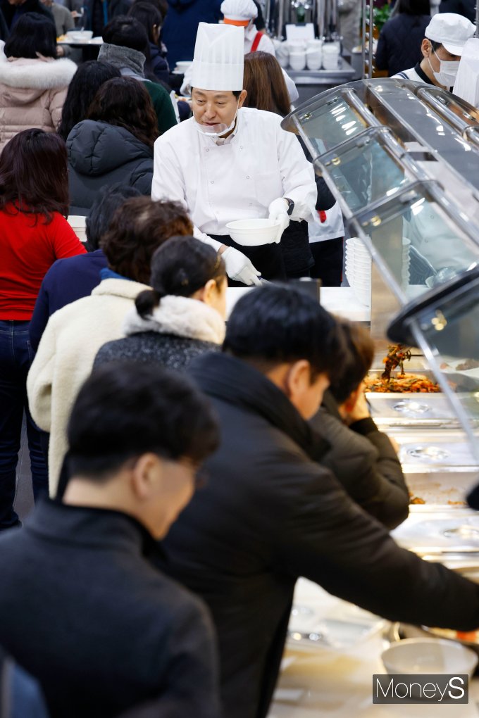 [머니S포토] 새해 맞이 떡국 배식하는 오세훈 시장