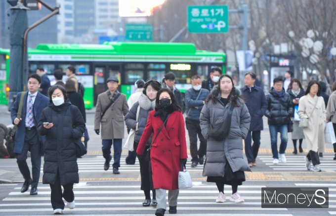수요일인 3일에는 전국이 대체로 흐리고, 오전까지 남부지방을 중심으로 최대 10㎝의 눈이 내리다 그치겠다. 사진은 2024년 갑진년 새해 첫 출근일인 2일 오전 서울 종로구 광화문네거리 인근에서 직장인들이 출근길 발걸음을 재촉하는 모습. /사진=장동규 기자