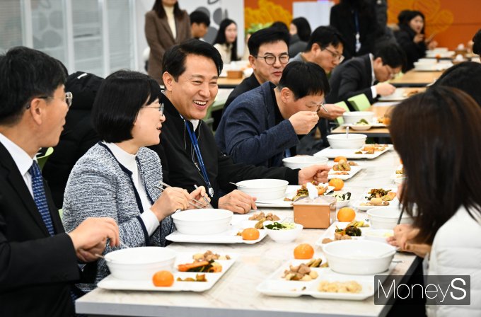[머니S픽] 오세훈 시장, 새해 맞이 떡국 배식 …'복 많이 받으세요'