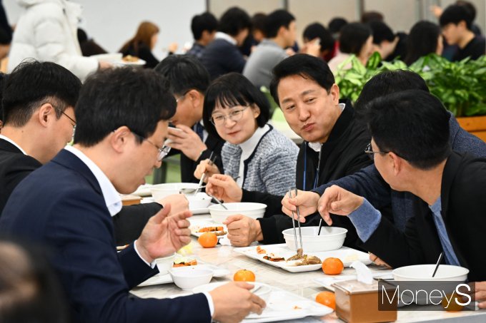 오세훈 서울시장이 2일 서울시청에서 열린 신년 직원격려 구내식당 떡국 행사에서 우수창의제안 수상 공무원들과 함께 식사를 하고 있다. /사진=장동규 기자