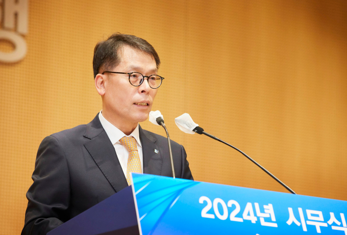 2일 서울 중구 을지로 기업은행 본점에서 열린 시무식에서 김성태 IBK기업은행장이 신년사를 발표하고 있는 모습./사진=IBK기업은행