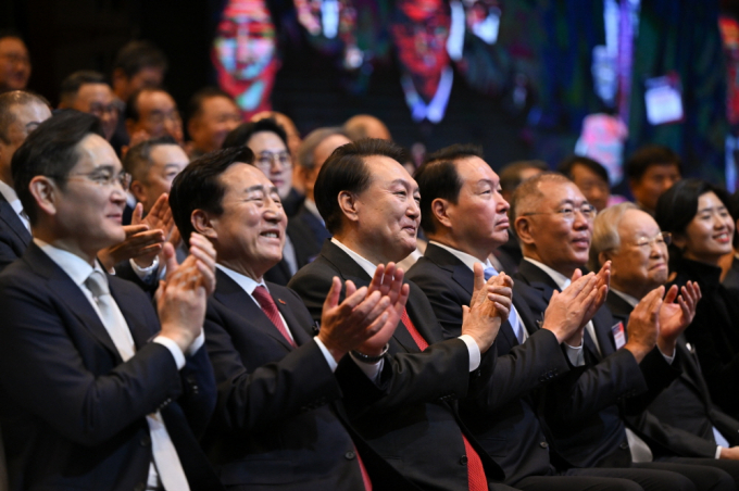 윤석열 대통령이 2일 서울 영등포구 중소기업중앙회에서 열린 2024년 경제계 신년인사회에서 박수를 치고 있다. / 사진=대통령실 제공