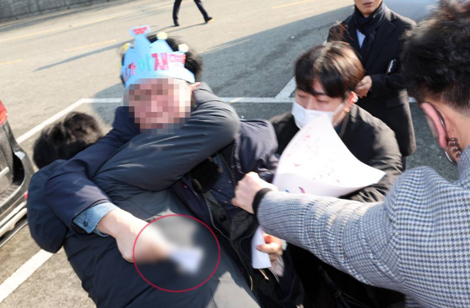 이재명 더불어민주당 대표가 2일 부산 일정을 소화하던 중 지지자인 척 접근한 한 남성에게 피습당했다. 사진은 2일 오전 부산 강서구 대항전망대에서 이 대표를 흉기로 피습한 용의자의 모습. /사진=뉴시스