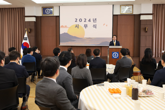 이장한 종근당 회장이 2일 본사에서 열린 시무식에서 신년사를 발표하고 있다. /사진=종근당