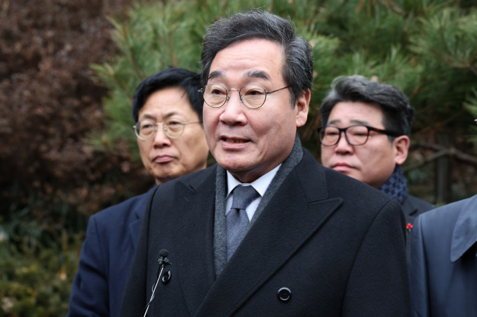 2일 이낙연 전 더불어민주당 대표가 이준석 전 국민의힘 대표와 연대 가능성을 언급했다. 사진은 이 전 대표가 2일 서울 동작구 국립현충원 김대중 전 대통령 묘역에서 참배를 마치고 취재진 질문에 답하는 모습. /사진=뉴스1