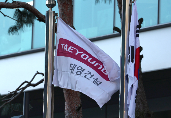 2일 금융당국에 따르면 지난주 재무구조 개선작업(워크아웃)을 공시한 태영건설의 주채권은행인 KDB산업은행은 오는 11일 열릴 예정인 제1차 금융채권자협의회 소집을 통보했다. 채권단이 집계한 태영건설의 총 보증채무 규모는 기존 자사 집계치의 2배 이상이 9조원가량으로 파악되고 있다./사진=뉴스1