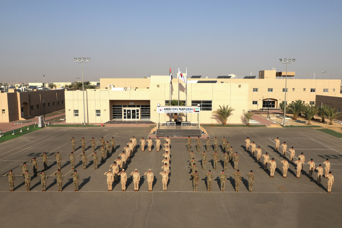 아랍에메리트(UAE)에 파견된 아크부대 소속 초급장교가 지난 1일 숨진 채 발견돼 합동참모본부는 최대한 빠른 시일 내 현지조사반과 영현인수단을 파견할 예정이다. 사진은 지난달 31일 아크부대원들이 ‘2024’을 만들어 새해 국민 행복을 기원한 모습. /사진=뉴스1(합동참모본부 제공)