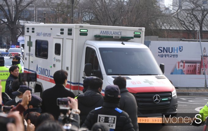 [머니S포토] 엠뷸런스 타고 서울대병원 도착한 이재명 대표