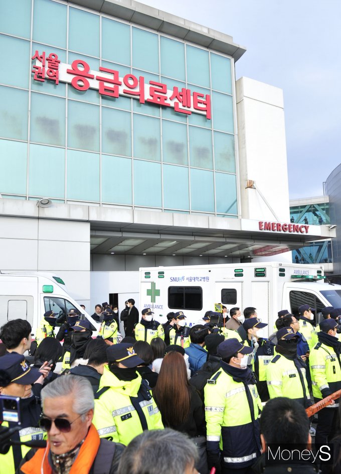 [머니S포토] 응급의료센터에 배치된 경찰