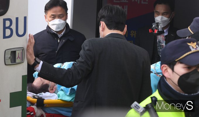 주요 외신들도 이재명 더불어민주당 대표 피습 소식을 긴급 보도했다. 사진은 서울대병원으로 이송되는 이 대표의 모습. /사진=장동규 기자