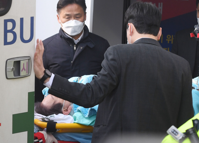 응급의료센터로 이송되는 이재명 더불어민주당 대표/사진=장동규 기자