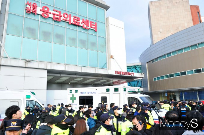 [머니S픽] '흉기 피습' 이재명, 서울대병원 도착…곧 수술