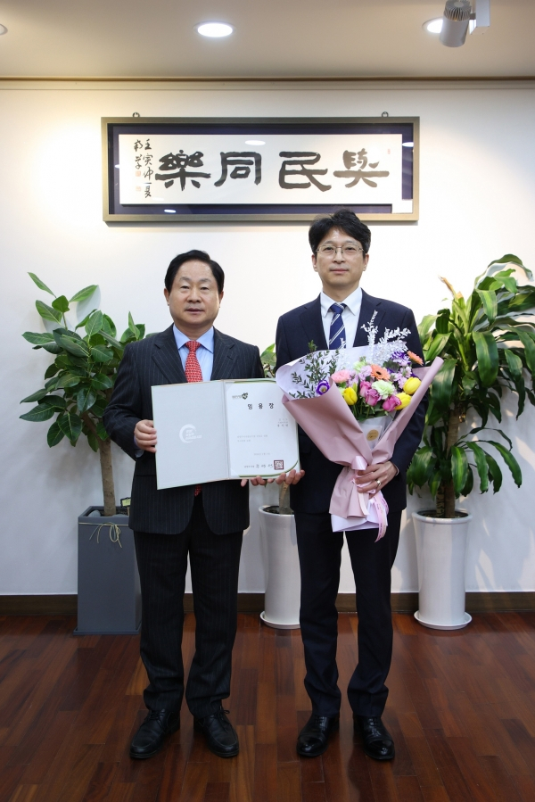 제24대 남양주시 부시장으로 임명된 홍지선(오른쪽) 경기도 지방이사관이 2일 부시장으로 취임했다. / 사진제공=남양주시