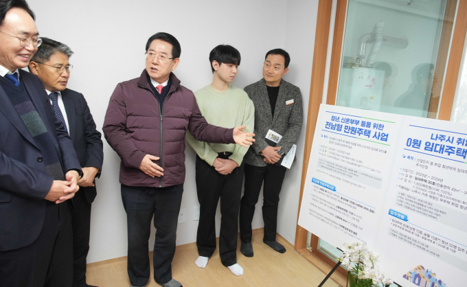 김영록 전라남도지사가 2일 오후 나주시 송월동 취업 청년 0원 임대주택을 방문, 입주 청년들과 간담회를 갖고 주거 애로사항 청취 및 전남형 만원주택 등 청년주거정책에 관한 의견을 나누고 있다. 사진 왼쪽부터 윤병태 나주시장, 장충모 전남개발공사 사장, 김영록 도지사/ 전남도