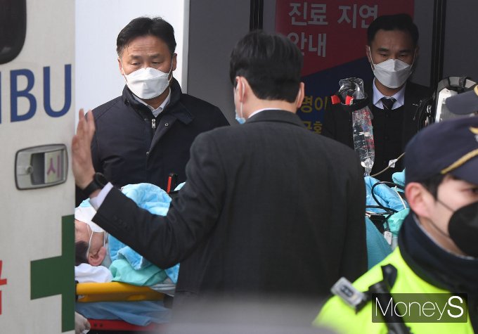 부산 정치권이 '이재명 대표 피습 사건'과 관련해 "민주주의에 대한 도전"이라고 한목소리를 냈다.사진은 2일 부산에서 피습 당한 이 대표가 서울 종로구 서울대병원 응급실에 도착해 이송되는 모습./사진=장동규 기자