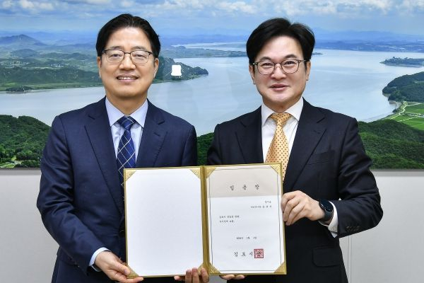 김규식(왼쪽) 신임 부시장이 1월 1일자로 취임했다. / 사진제공=김포시