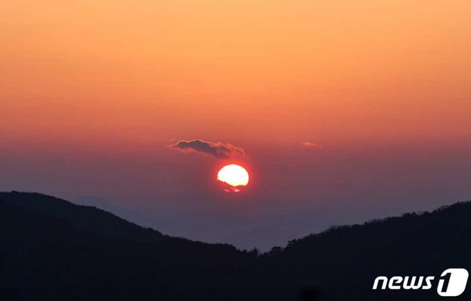 가야산역사신화공원 상아덤 마당에서 열린 갑진년 새해 해맞이 행사에서 찬란한 새해 일출이 장관을 이루고 있다. (성주군 제공) 2024.1.2/뉴스1 ⓒ News1 정우용 기자