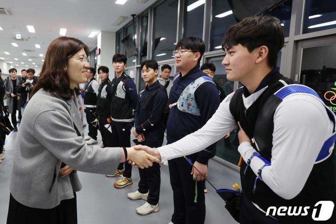[사진] 양궁 대표팀 격려하는 장미란 문체부 2차관