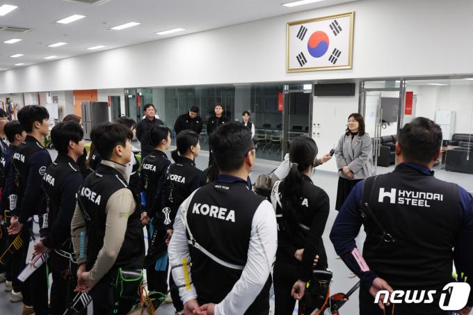 [사진] 양궁 대표팀 훈련장 찾은 장미란 2차관