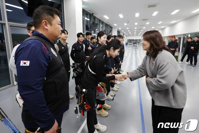 [사진] 양궁 대표팀 연습장 찾은 장미란 문체부 2차관