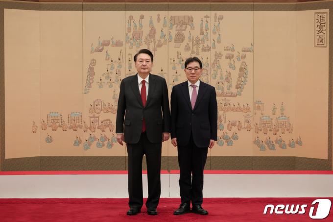 윤석열 대통령이 2일 용산 대통령실 청사에서 임종인 사이버특보에게 임명장을 수여한 후 기념촬영을 하고 있다. (대통령실 제공) 2024.1.2/뉴스1 ⓒ News1 오대일 기자
