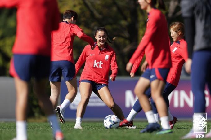 한국 여자 축구 대표팀 케이시 유진 페어가 16일 오전 경기도 파주NFC(축구대표팀 트레이닝센터)에서 2024 파리 올림픽 2차 예선을 앞두고 훈련하고 있다. (대한축구협회 제공) 2023.10.16/뉴스1