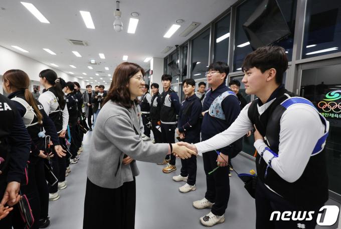 [사진] 양궁 대표팀 격려하는 장미란 2차관