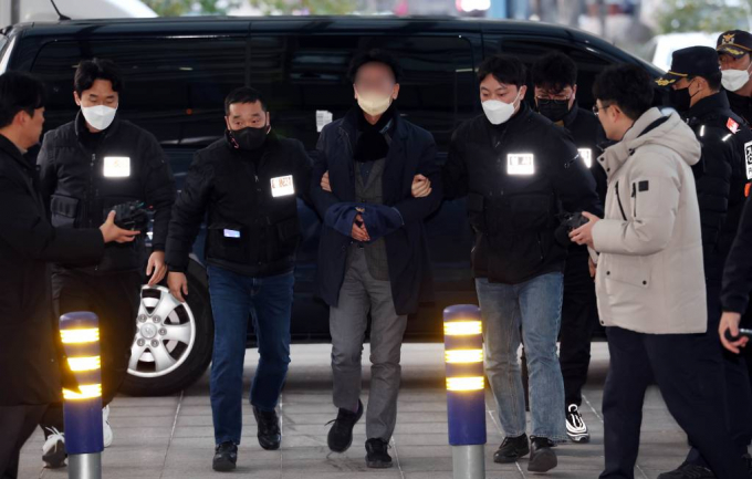 이재명 더불어민주당 대표를 흉기로 찌른 60대 남성 김모씨가 범행에 대한 질문에 일체 답하지 않았다. 사진은 2일 오후 이 대표에게 흉기를 휘두른 혐의로 부산 연제구 부산경찰청에 마련된 수사본부로 압송되는 피의자. /사진= 뉴시스