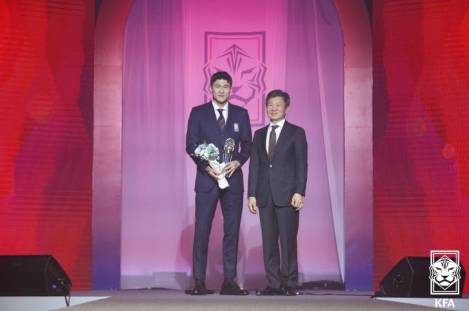 [사진] KFA 어워즈 '올해의 선수'로 선정된 김민재