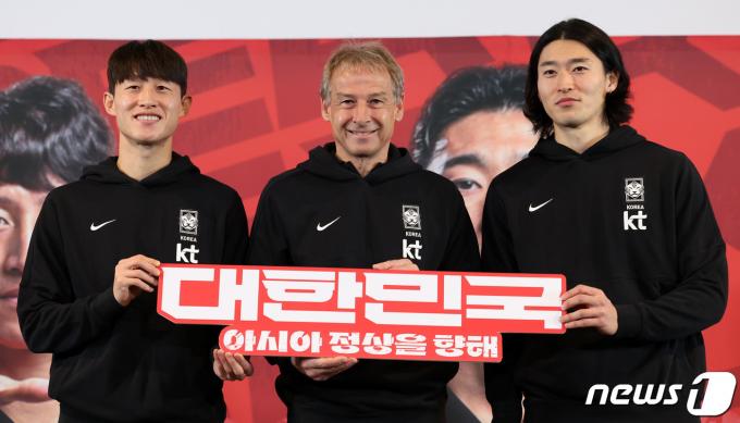 대한민국 축구 국가대표팀 이재성(왼쪽부터), 위르겐 클린스만 감독, 조규성이 28일 서울 용산구 CGV 아이파크몰에서 열린 2023 아시아축구연맹(AFC) 카타르 아시안컵 축구 국가대표팀 명단 발표식에서 기념촬영을 하고 있다. 클린스만 감독이 이끄는 대한민국 축구 국가대표팀은 2023 카타르 아시안컵 조별리그 E조에서 바레인(86위), 요르단(87위), 말레이시아(130위)와 경쟁을 펼친다. 2023.12.28/뉴스1 ⓒ News1 김성진 기자